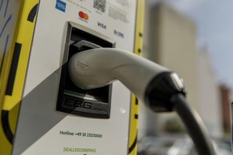 Diebe knipsen Chemnitzer Ladesäulen den Saft ab - Mehrere solcher E-Ladesäulen wurden in den vergangenen Tagen beschädigt. Der Sachschaden war dabei höher als der Wert der Beute.