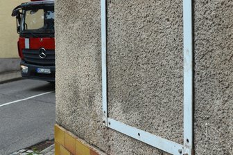 Diebe lassen in Callenberg ganzen Zigarettenautomaten mitgehen - Von einem Zigarettenautomaten in Lunzenau ist nur noch die Halterung zu sehen.