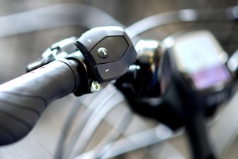 Diebe machen sich in Auerbach nachts an Radträger mit E-Bikes zu schaffen - Zwei über Nacht auf einem Fahrradträger verstaute E-Bikes zogen in Auerbach Diebe an.