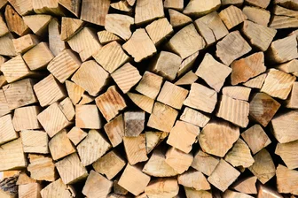 Diebe nehmen im Vogtland großen Stapel Feuerholz mit - Rund drei Festmeter Brennholz wurden in Großfriesen gestohlen.