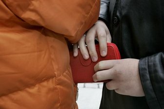 Diebe nutzen Gedränge aus - Wo es eng zugeht und gedrängelt wird, wie beim Einsteigen in Straßenbahn oder Bus, da haben es Taschendiebe leicht. Oft merkt das Opfer es später, dass Geldbörse, EC-Karten und Ausweise fehlen.