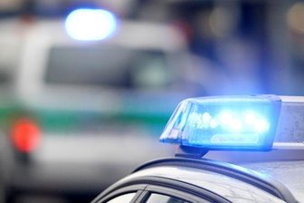 Diebe schlagen Seitenscheiben von mehreren Autos ein -