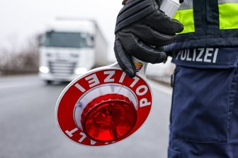 Diebe schlitzen an Rasthof an der A 72 im Vogtland Plane von einem Laster auf - Auf einer Rastanlage im Vogtland haben Diebe versucht, an die Ladung in einem Sattelauflieger heranzukommen. Das Bild dient nur der Illustration.
