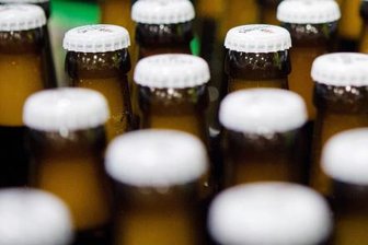 Diebe stehlen Bier aus Supermarkt - 