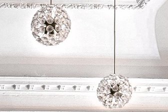 Diebe stehlen DDR-Lampen aus einstigem Kulturgebäude in Grünhainichen - Die auch "Pusteblume" genannten Lampen haben einen Durchmesser von 50 Zentimeter.