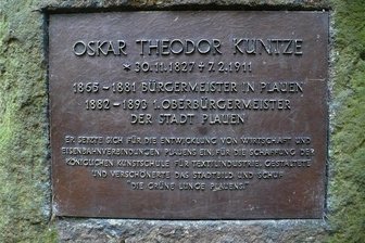 Diebe stehlen Gedenkplatte zur Erinnerung an ersten Plauener Oberbürgermeister - Diese Gedenktafel wurde entwendet. Das Foto entstand 2021 in Zusammenhang mit der Erfassung des Gedenksteins als Kulturdenkmal und wurde von der Unteren Naturschutzbehörde der Stadt Plauen erstellt.
