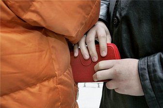 Diebe stehlen Geldbörsen in Niederwürschnitzer Supermarkt - Die Polizei ermittelt zu einem Geldbörsen-Diebstahl.