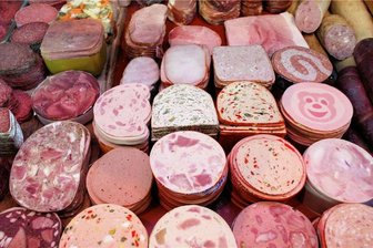 Diebe stehlen in Wildenfels  große Mengen Wurst und Fleisch - Große Mengen Wurst sowie Fleisch und eine Wurstschneidemaschine haben Unbekannte in Wildenfels gestohlen.