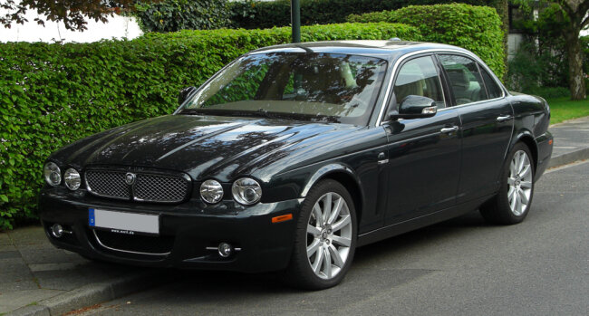 Diebe stehlen Jaguar, Peugeot und Abschleppfahrzeug - Ein schwarzer Jaguar wurde am Mittwoch in Sehma gestohlen.