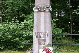 Diebe stehlen Kette von Gedenkstein - Polizei sucht Zeugen - 