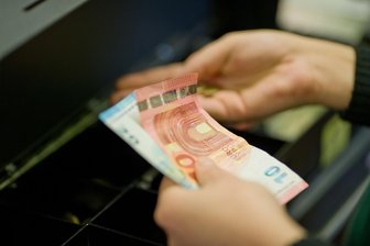 Diebe stehlen mehrere tausend Euro aus Supermarkt-Kasse im Erzgebirge - Als kein Personal in der Nähe war, brachen die Täter die Kasse des Supermarktes auf.