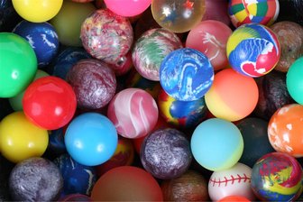 Diebe treiben’s bunt in Netzschkau: Objekt an der Kuhbergbaude im Visier - Lauter bunte Gummispringbälle waren die Objekte der Begierde von Dieben in Brockau.