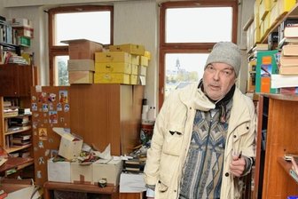 Diebe verwüsten Wohnhaus: "Lebenswerk wurde beschädigt" - Einbrecher sind in das Haus von Horst Jürgen Schienke (im Bild) an der Markneukirchner Straße in Adorf eingebrochen. Dabei wurden offenbar die meisten seiner Räumlichkeiten verwüstet, vieles nahmen die Täter mit. Die Polizei hat Ermittlungen aufgenommen.