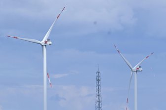 Diebe zerschneiden Versorgungs- und Datenkabel an Windrad in Reinsdorf – und verursachen Schaden in sechsstelliger Höhe - Windräder bei Reinsdorf. An einer Anlage nahe der A 72 wurden Kabel entwendet.