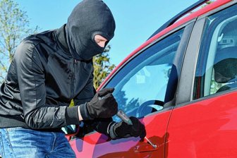 Diebstähle aus Autos im Landkreis häufen sich - Tatort Parkplatz: Autoknacker - hier ein gestelltes Foto zur Illustration - begingen im vorigen Jahr in Mittelsachsen 303 Einbrüche in Kraftfahrzeuge. In diesem Jahr ist die Tendenz bislang steigend.