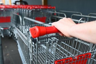 Diebstähle in Werdauer Supermärkten: Polizei warnt vor Ablenkungsmanövern - Einer der Diebstähle geschah am Unterstand für Einkaufswagen.