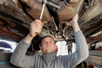Diebstähle von Katalysatoren: Große Sorge bei Autobesitzern - Danny Schmidt vom Fahrzeugservice Schmidt in der Kreisstadt zeigt, wo bei älteren Modellen ein Katalysator verbaut ist. 