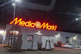 Diebstahl am Media-Markt in Meerane: Mit Polizeieskorte mitten in der Nacht zurück zum Tatort - Blick zum Media-Markt in Meerane: In den Containern, die auf dem Parkplatz stehen, werden die Altgeräte gesammelt.