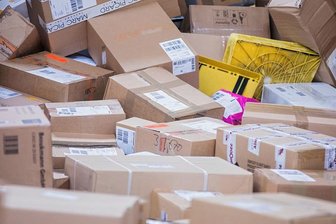 Diebstahl auf Parkplatz an der A 72 bei Niedercrinitz: Bisher unbekannte Anzahl an DHL-Paketen gestohlen - Die Polizei hat die Ermittlungen zu einem Diebstahl von DHL-Paketen aufgenommen. 