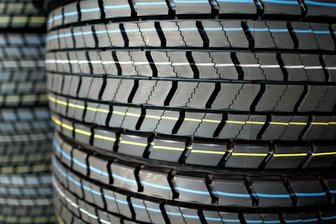 Diebstahl aus Plauener Autohaus: Mercedes stehen ohne Räder da - Reifen wurden aus einem Plauener Autohaus gestohlen.