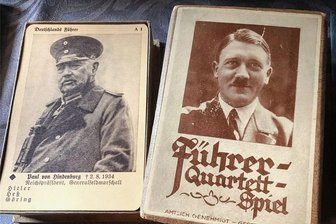 Diebstahl von Quartettspielen mit Hitler im Schloss Voigtsberg: Vitrine war nicht verschlossen - Motive des gestohlenen Führer-Quartetts, das in Oelsnitz anonym zurückgegeben wurde, zeigen Reichspräsident Paul von Hindenburg und den nationalsozialistischen Diktator Adolf Hitler.