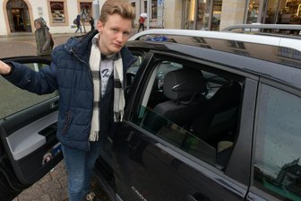 Diebstahl: Wenn mit einer Tasche wichtige Unterlagen verschwinden - Die Scheibe an Franco Mitzlaffs Polo ist inzwischen ersetzt.