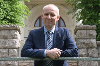 Dienstältester Bürgermeister im Erzgebirge hört überraschend auf - Uwe Staab ist seit 1990 Bürgermeister der Stadt Eibenstock. Jetzt wird er in den Ruhestand versetzt.