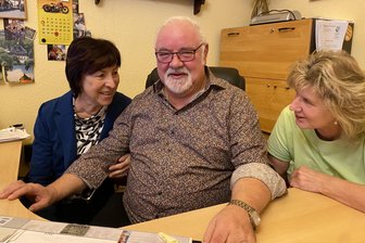 Dienstältester Heimleiter des Vogtlands verkauft sein Lebenswerk: Als „der Chef“ anfing, kostete ein Heimplatz 105 Mark - Der Chef und die Frauen an seiner Seite. Frank Menzel, Beate Menzel (links) und Pflegedienstleiterin Cornelia Otto arbeiten seit Jahrzehnten eng und vertrauensvoll zusammen.