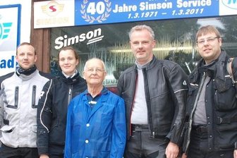 Dienstältester Simson-Händler startet neu durch - Das Ärzteteam besucht Harry Windisch in seiner Werkstatt.