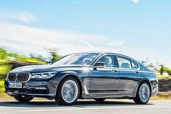 Dienstauto: So rechnet Landrat Hennig - Als Landrat des Vogtlandkreises nutzt Thomas Hennig einen BMW 730 als Dienstwagen. In der Allradausführung liegt der Grundpreis bei rund 100.000 Euro.