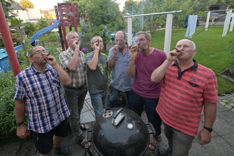 Dienstgrad Spaten: Warum sechs DDR-Bausoldaten aus dem Erzgebirge noch immer dicke Freunde sind - Haben sich eine Zigarre gegönnt: Die Bausoldaten von einst treffen sich jedes Jahr - diesmal bei Stephan Mittelbach in Dorfchemnitz (ganz links).