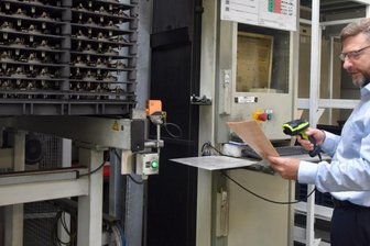 Dienstleister bereitet sich auf Aus des Verbrennungsmotors vor - Vacuheat-Geschäftsführer Bert Reinhold in seiner Produktionshalle. Mittels Scanner werden alle nötigen Informationen über die Bauteile, die in die Vakuumöfen kommen, aufgenommen.