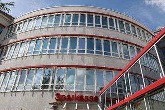 Dienstleister Procurax zieht in ehemaliges Finanzamt - Wenn nun bald wieder Leben in die einst vom Finanzamt Zwickau genutzten Büroräume im SparkassenzentrumHohenstein-Ernstthal einzieht, dürften sich auch Gastronomen und Händler freuen.