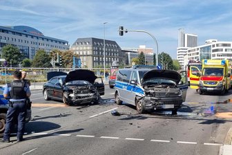 Dienstwagen der Landtagsvizepräsidentin mit Polizei-Bulli zusammengekracht - wer muss zahlen? - Unfall zweier Dienstfahrzeuge: Am 12. September kollidierten an einer Kreuzung in Chemnitz die Limousine der Landtagsvizepräsidentin mit einem Polizei-Bulli.