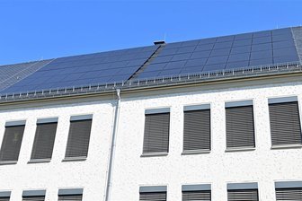 Diese 17 neuen Photovoltaik-Projekte werden im Vogtlandkreis realisiert - Diese PV-Anlage wurde auf dem Dach der Grundschule von Bad Elster errichtet.