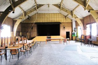 Diese alten Gasthöfe im Vogtland finden neue Eigentümer - Blick in den Saal des ehemaligen Gasthofs Hammerbrücke. Er wurde am Dienstag in Dresden für 41.000 Euro versteigert.