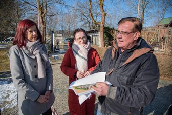 Diese Bauprojekte plant die Stadt Klingenthal in diesem Jahr - Klingenthals Bauamtsleiter Andreas Günnel - hier bei einem Termin im Tierpark mit OB Judith Sandner und Ute Rill von der Stadtverwaltung - blickt auf die Bauvorhaben dieses Jahres.
