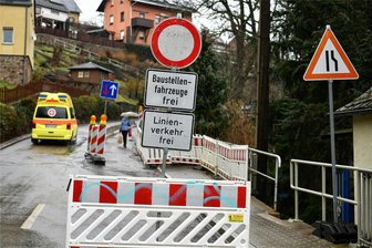 Diese Baustellen bremsen Autofahrer in Mittweida derzeit aus - Für Baumfällarbeiten war bereits im März ein Teil der Waldheimer Straße gesperrt. Deren Ausbau hat am Dienstag begonnen. Ab sofort ist sie vollgesperrt.