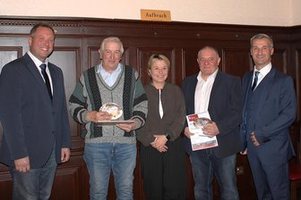 Diese beiden Adorfer sind „Verdiente Bürger 2024“ - Ehrung in Adorf: Von links: Vize-Bürgermeister Danny Cihak, Wolfgang Adler, Antje Hofmann (Sparkasse), Ulrich Häßner und Bürgermeister Rico Schmidt (SPD).