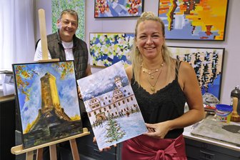 Diese beiden Bilder kommen am Mittwoch in Glauchau unter den Hammer - Nadja Heinze, Präsidentin des Lions-Clubs, bekam im Juli von Tilmann Röhner die Bilder zur Versteigerung.