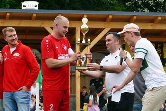 Diese beiden Fußball-Teams spielen um den Kreisklassenpokal des Erzgebirges - Gesucht wird der Nachfolger der SpG Arnsfeld/Preßnitzal, die im Vorjahr in Person von Konstantin Lötzsch den Kreisklassenpokal in Empfang nahm.