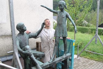 Diese bekannte Chemnitzer Plastik wurde in Hennersdorf restauriert - Erik Neukirchner (Foto) hat in den vergangenen Monaten in Hennersdorf die Plastik „Am Schwebebalken" seines Großvaters Johann Belz restauriert.