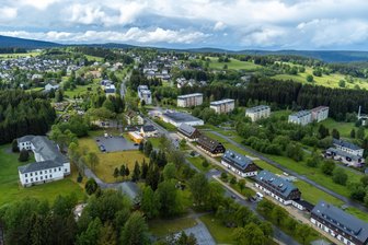 Diese Bergstadt im Erzgebirge hat zehn Millionen Euro an Wert verloren - Johanngeorgenstadt, Blick auf die Mittel- und die Neustadt. Die Kommune muss erneut streng sparen.