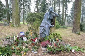 Diese besondere Form der naturnahen Bestattung im Vogtland findet immer mehr Zuspruch - An einem zentralen Ort können Blumen niedergelegt werden.