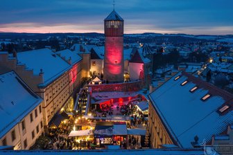 Diese besonderen Weihnachtsmärkte locken im Vogtland am Wochenende des vierten Advent - So stimmungsvoll war die Historische Schlossweihnacht auf Schloss Voigtsberg im vorigen Jahr. Foto: Sebastian Theilig/Oelsnitzer Kultur GmbH