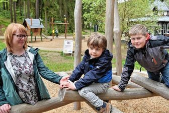 Diese Biergärten im Vogtland bieten Spaß für die ganze Familie - Neben der "Waldquelle" befindet sich ein neuer Spielplatz. Familie Lange aus Weimar freut's.