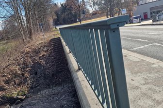 Diese Brücke im Vogtland ist bald gesperrt: Was das für Kraftfahrer ab Montag bedeutet - Die Brücke über die Treba in Treuen wird saniert: Der Beton wird erneuert und das Geländer.
