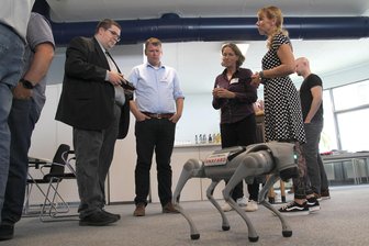 Diese Chemnitzer Initiativen machen Firmen für die Zukunft fit - Die Mitglieder des Innovationsnetzwerkes „SMAFARO“ entwickeln Anwendungen mit Roboterhunden (vorn) für Industrie und Logistik.
