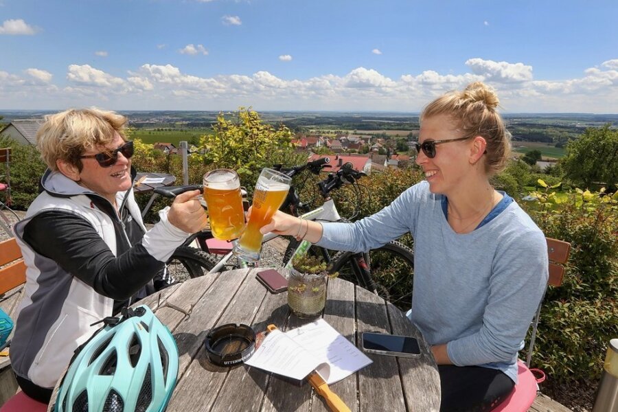Diese Coronaregeln gelten in den einzelnen Bundesländern - Prost! Mutter und Tochter machen während einer Radtour Halt in einem Biergarten in Uttenweiler-Offingen in Baden-Württemberg. 
