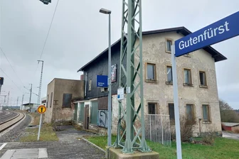 Diese drei Vogtland-Dörfer haben einen Bahnhof - doch Züge halten nicht: Wie ein Anwohner das jetzt ändern will - Am Bahnhof Gutenfürst rollen fast alle Züge vorbei.